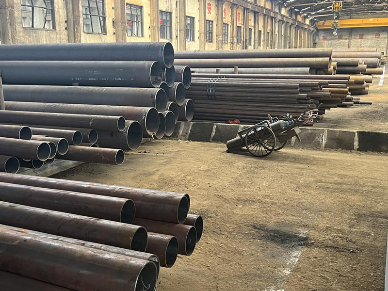 一批批無(wú)縫管正從盛仕達(dá)倉(cāng)庫(kù)運(yùn)出